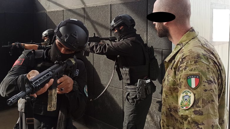 An Italian special forces operator trains Kurdish special operation forces at an undisclosed location. (Photo: SOJTF LEVANT/Twitter)
